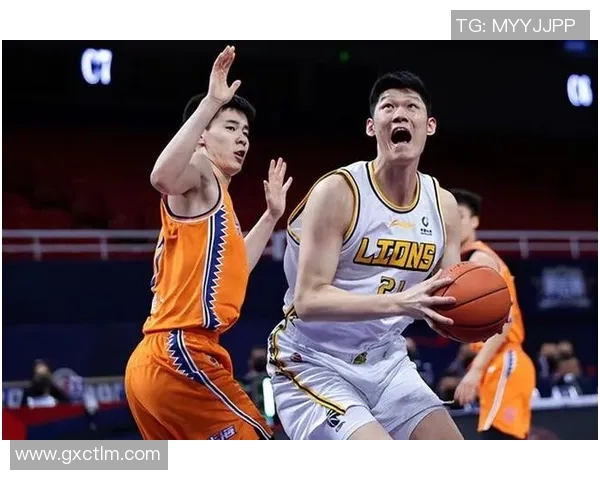 郭昊文：从青涩少年到篮球场上的璀璨明星之路